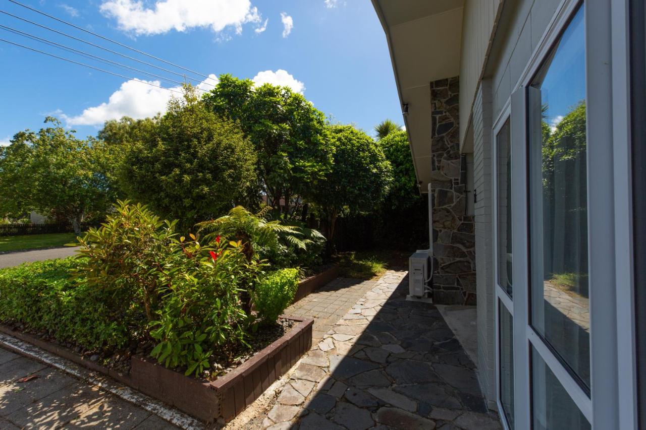 Lake Breeze Motel Taupo Exterior photo